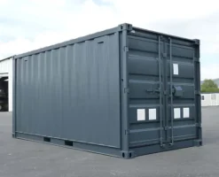 Contenedor de 15 pies con instalación eléctrica, rejillas de ventilación y cerradura con llave.